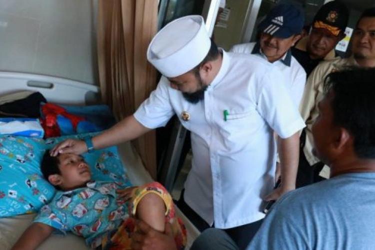 Wali Kota Bengkulu Helmi Hasan Melihat Kondisi Pasien Korban Banjir di Rumah Sakit Harapan dan Doa